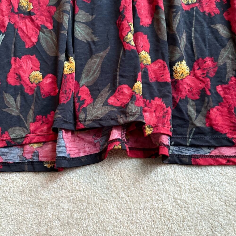 Dear Scarlett Black and Red Floral Top - Picture 4 of 6
